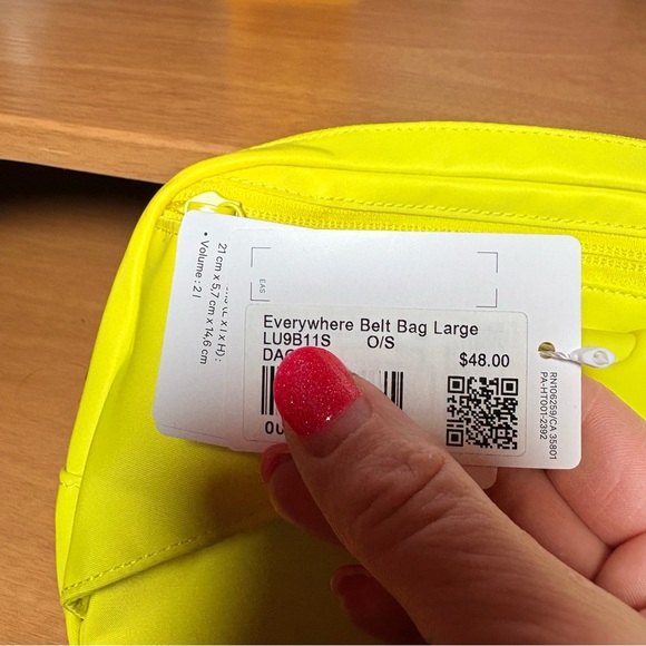 Lululemon Everywhere Belt Bag Large. NWT. Color DAGL {Daisy Glow} 2L - Picture 3 of 8